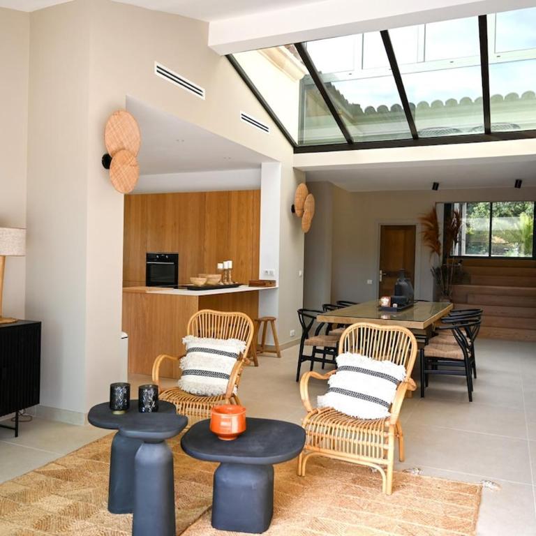 Villa Boucharel, grande piscine, à 10 min à pied de la plage - Villa - 16