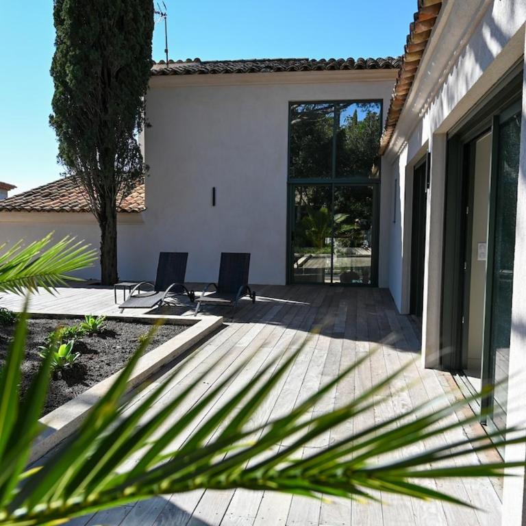 Villa Boucharel, grande piscine, à 10 min à pied de la plage - Villa - 26