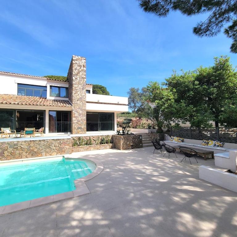Villa Boucharel, grande piscine, à 10 min à pied de la plage - Villa - 30