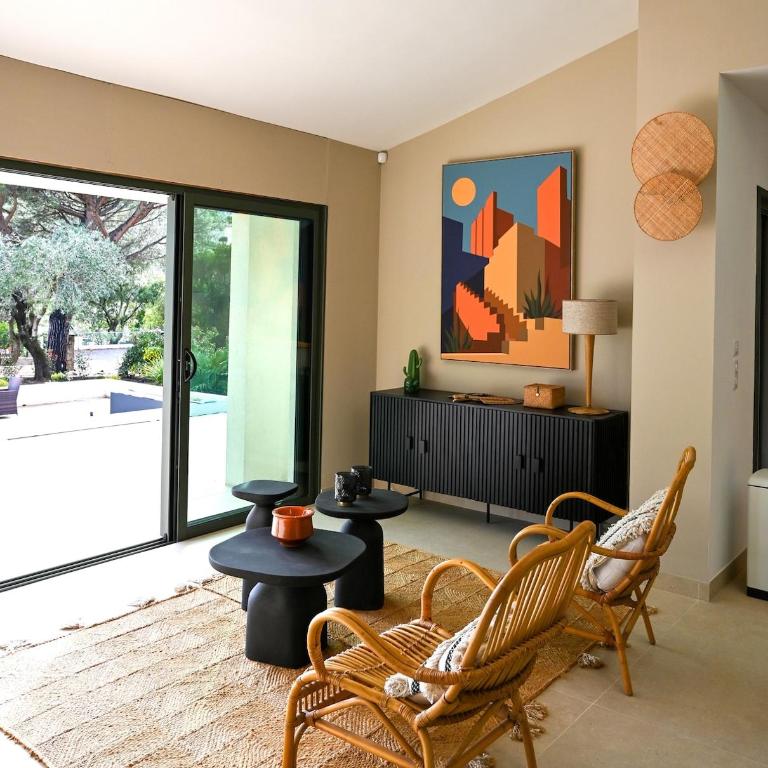 Villa Boucharel, grande piscine, à 10 min à pied de la plage - Villa - 37