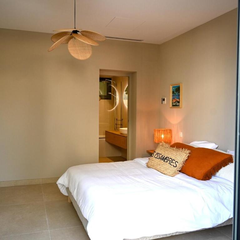 Villa Boucharel, grande piscine, à 10 min à pied de la plage - Villa - 39