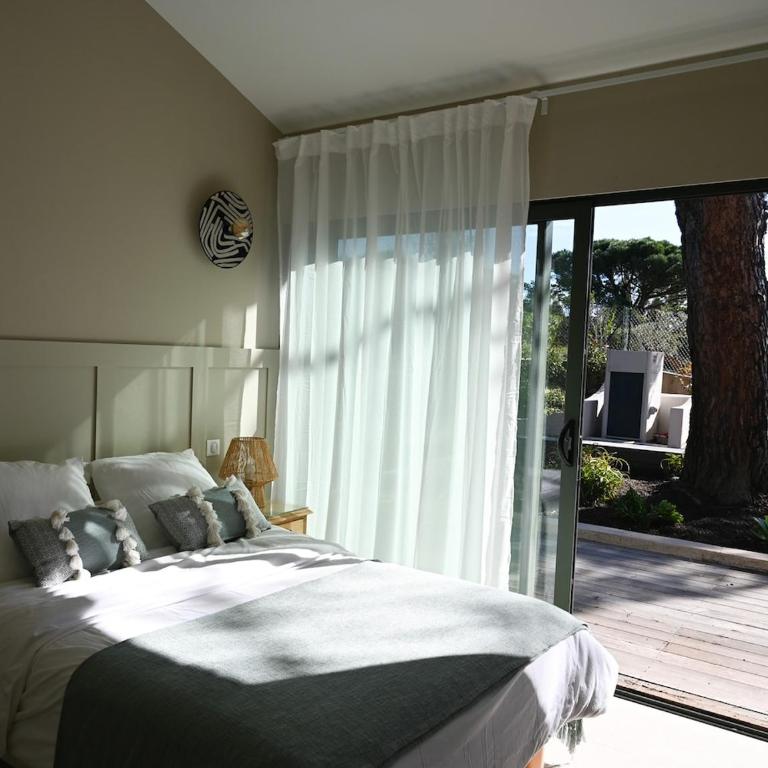 Villa Boucharel, grande piscine, à 10 min à pied de la plage - Villa - 40