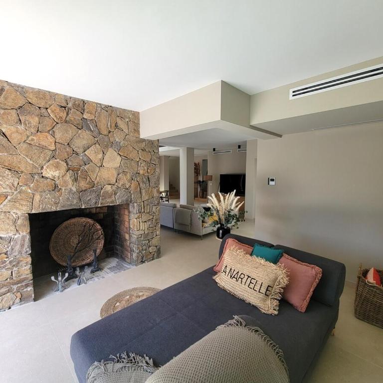 Villa Boucharel, grande piscine, à 10 min à pied de la plage - Villa - 45
