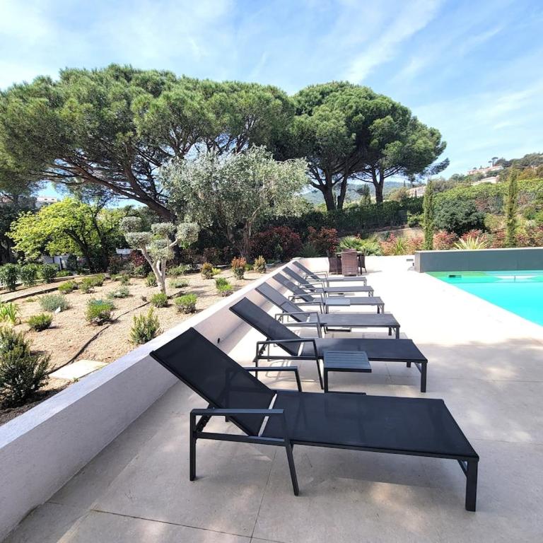 Villa Boucharel, grande piscine, à 10 min à pied de la plage - Villa - 46