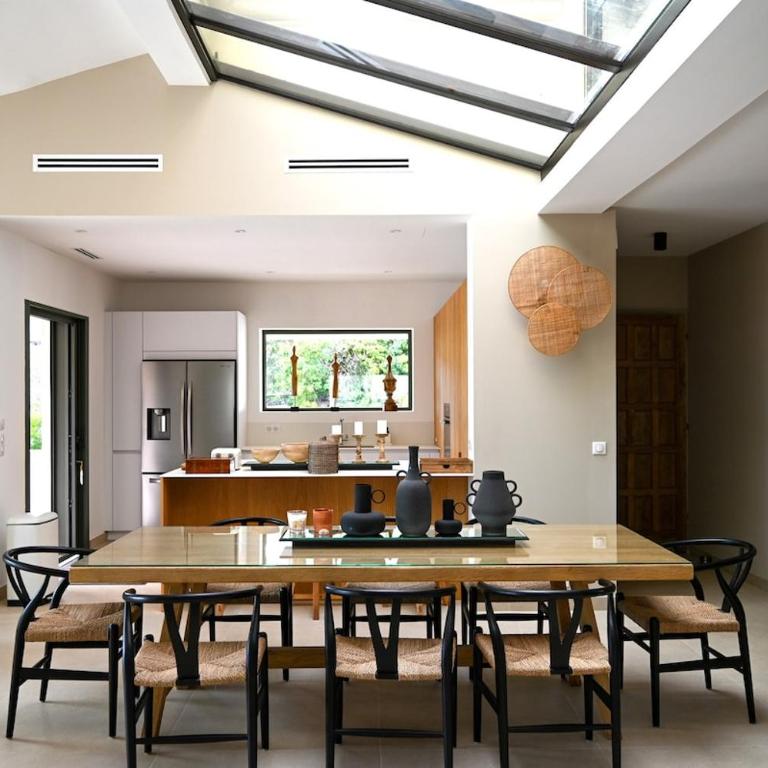 Villa Boucharel, grande piscine, à 10 min à pied de la plage - Villa - 47