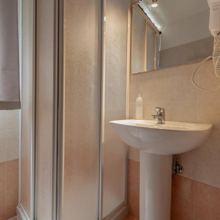 Marconi Lodge - Camera Matrimoniale con Bagno Privato - 6
