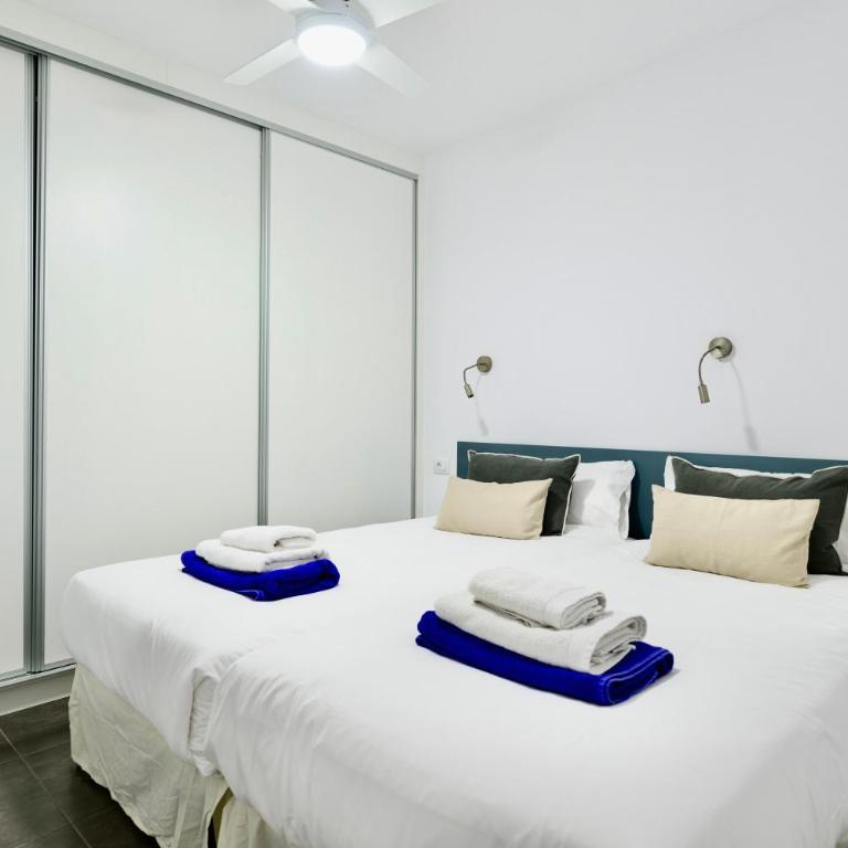 Charming 2 Bedroom Retreat with Beachfront Views - Apartment - 11
