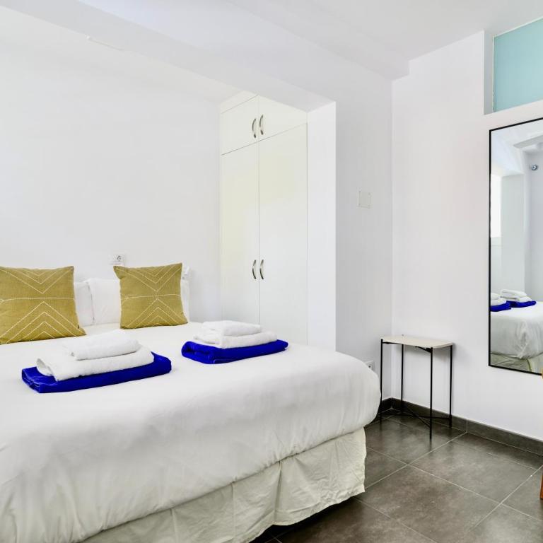 Charming 2 Bedroom Retreat with Beachfront Views - Apartment - 10