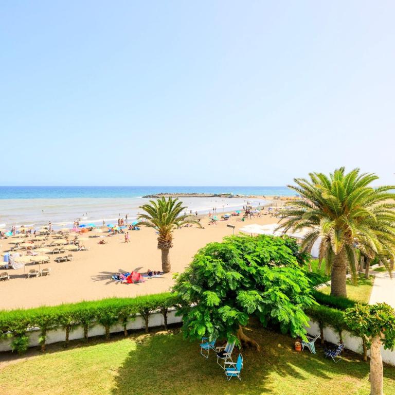 Charming 2 Bedroom Retreat with Beachfront Views - Apartment - 6