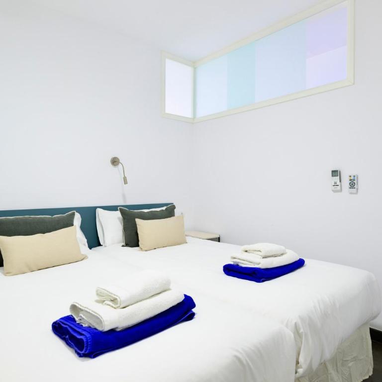 Charming 2 Bedroom Retreat with Beachfront Views - Apartment - 12