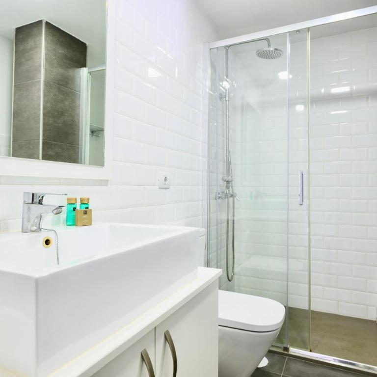 Charming 2 Bedroom Retreat with Beachfront Views - Apartment - 7