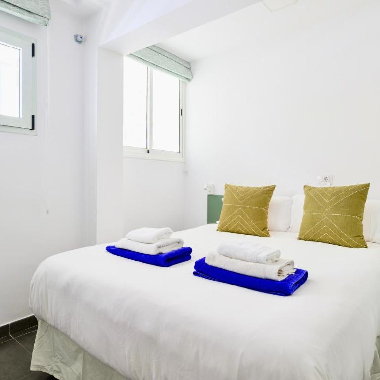 Charming 2 Bedroom Retreat with Beachfront Views - Apartment - 13