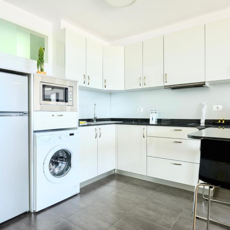 Charming 2 Bedroom Retreat with Beachfront Views - Apartment - 14
