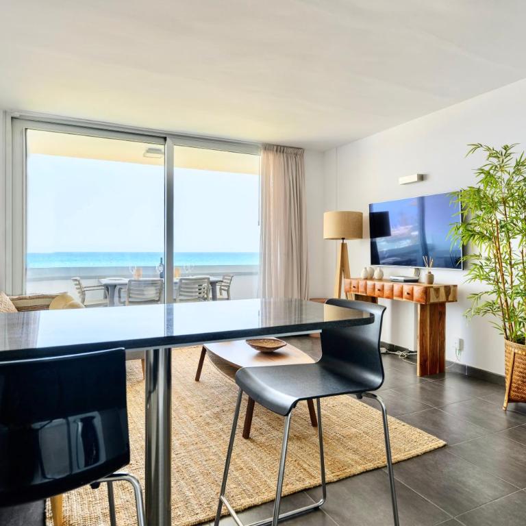 Charming 2 Bedroom Retreat with Beachfront Views - Apartment - 2