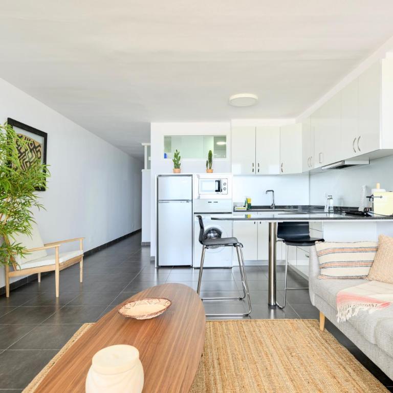 Charming 2 Bedroom Retreat with Beachfront Views - Apartment - 15