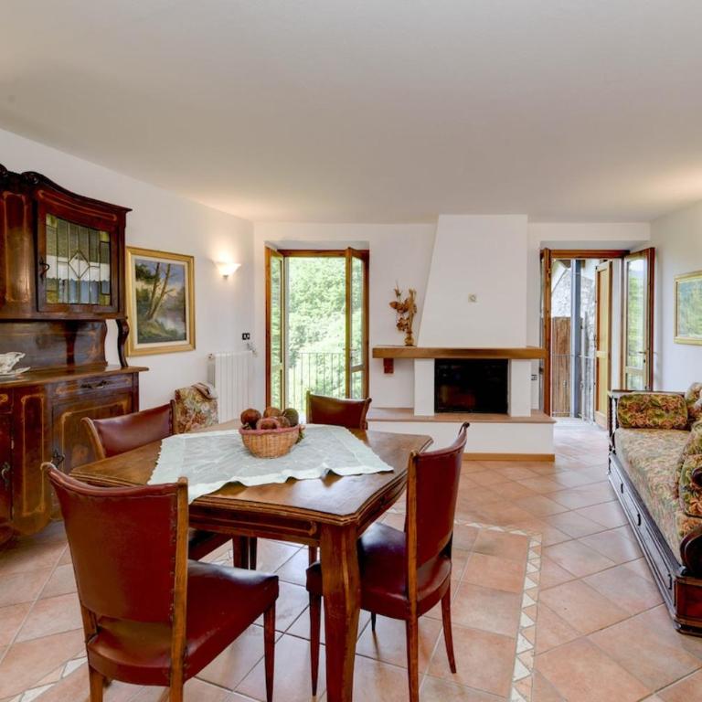 Tignale - Charme Rustico, Vista Lago con Parcheggio - Appartamento con 2 Camere da Letto - 2