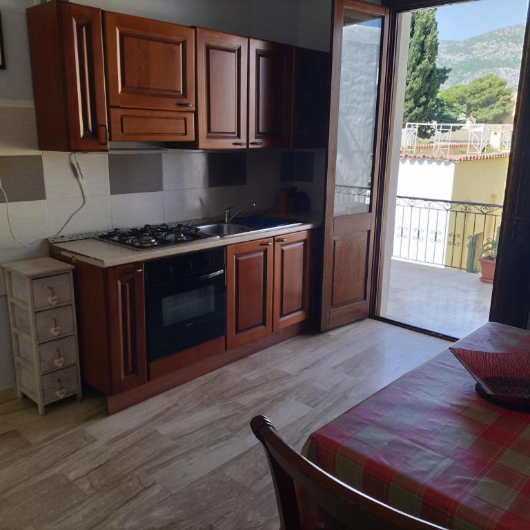The square - Classic One-Bedroom Apartment with King Bed - 2