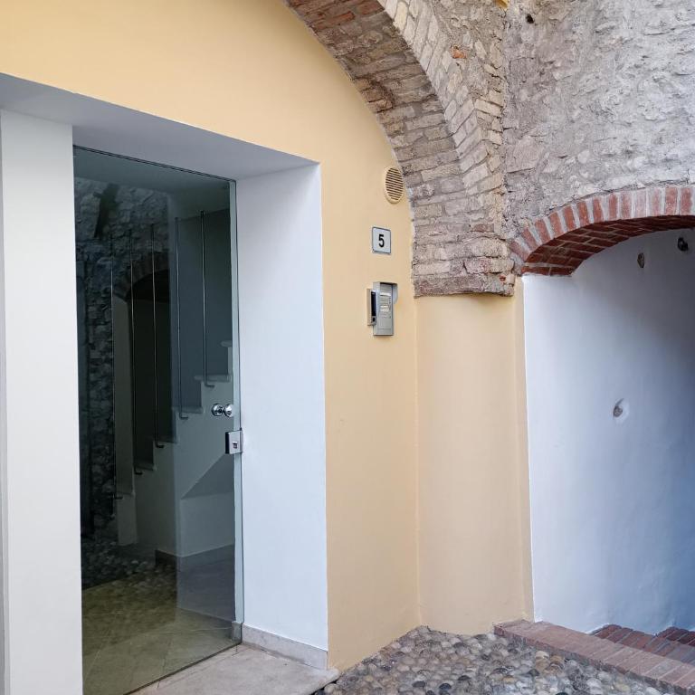 Mansarda in Piazzetta Centro Storico - Appartamento con 2 Camere da Letto - 54