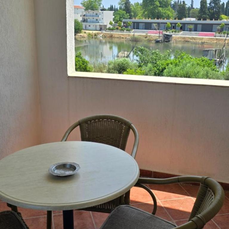 Hotel Porto Otrant - Četvorokrevetna Soba s Terasom - 1