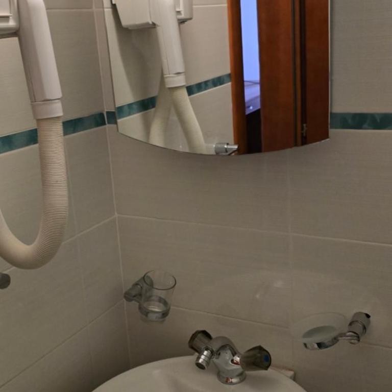 Hotel Porto Otrant - Četvorokrevetna Soba s Terasom - 5