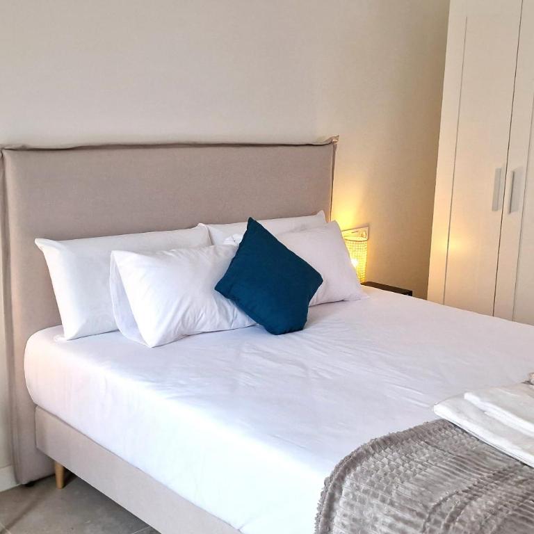 Loft Valencia PTZ - Between Arts Roig Arena & Ruzafa Street Suites - Private Entry - One-Bedroom Loft Apartment with One Queen Bed - 15