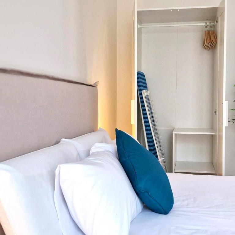 Loft Valencia PTZ - Between Arts Roig Arena & Ruzafa Street Suites - Private Entry - One-Bedroom Loft Apartment with One Queen Bed - 17