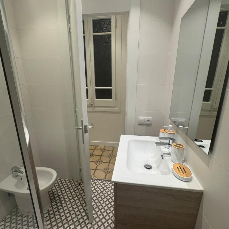 The Perfect Nomad's Home - Barcelona - Two-Bedroom Apartment - 6