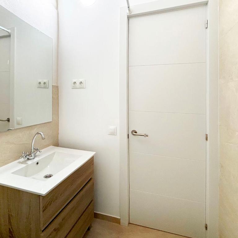 Cervantes Suites OnlyMalaga - Habitación Doble con baño privado - 8