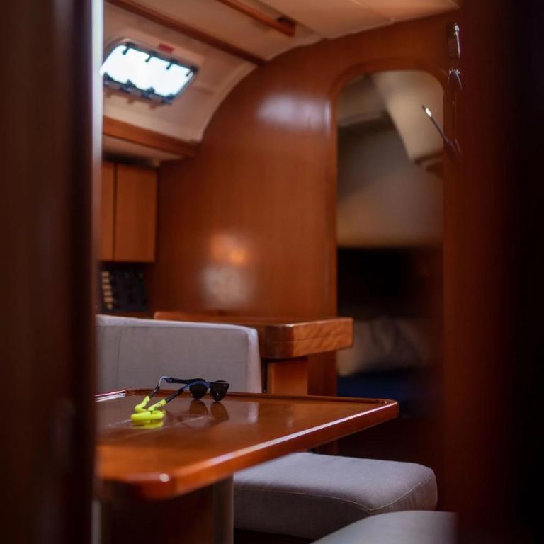 Magnificent sailboat with free parking for cars - Mobile Home - 6