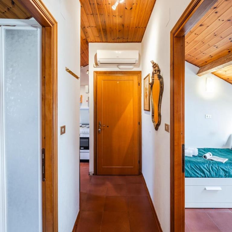 Cozy Rooftop Flat - Steps from the sea - AC and WiFi - Appartamento con 1 Camera da Letto - 45