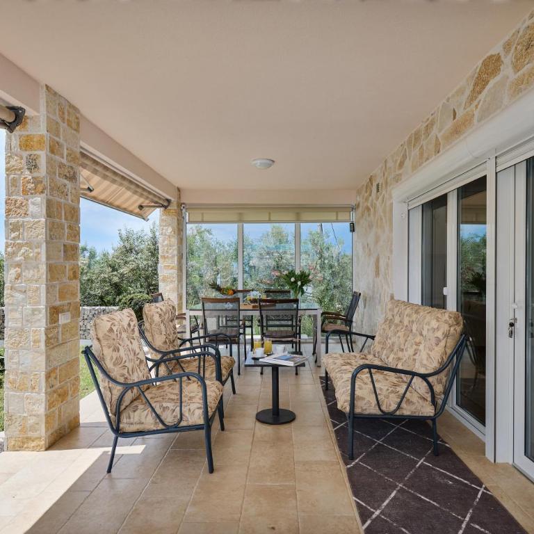 Villa Oaza with Outdoor Pool - Villa - 25