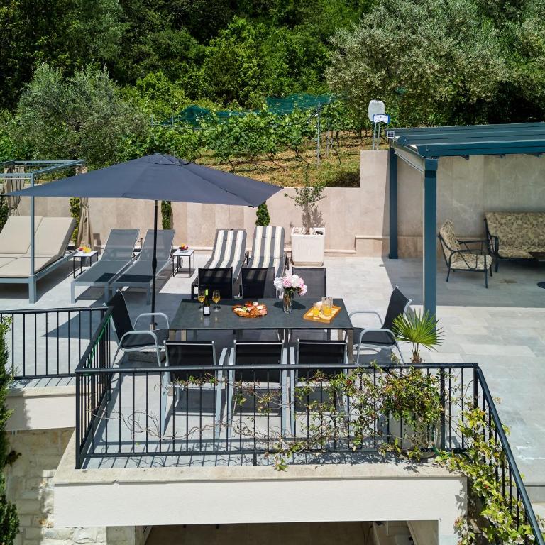 Villa Oaza with Outdoor Pool - Villa - 12