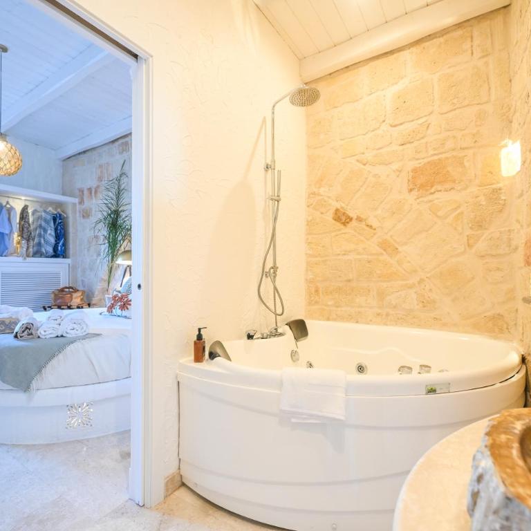 Sea Suites by Villa Experiences Puglia - Camera Matrimoniale con Balcone e Vista Mare - 11