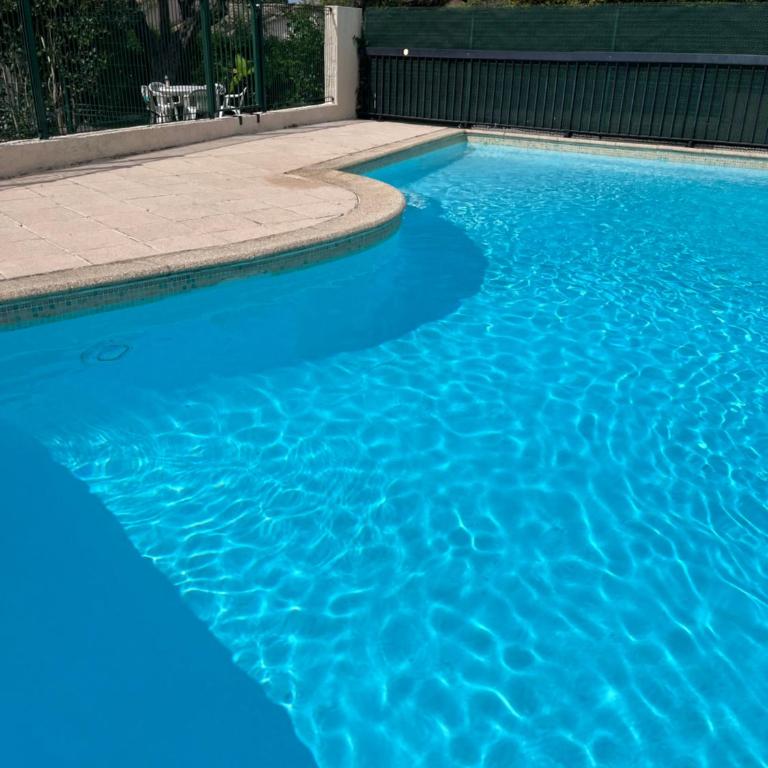 Exclusive 80 sqm apartment with private garden and terrace on the Cap d Antibes, 300 mt from sandy Plage de la Salis - Appartement - Vue sur Piscine - 1