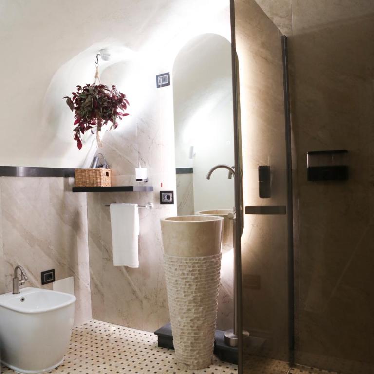 Odeon Neapolis - Historic Suites in Roman Theater - Superior King Room - 3