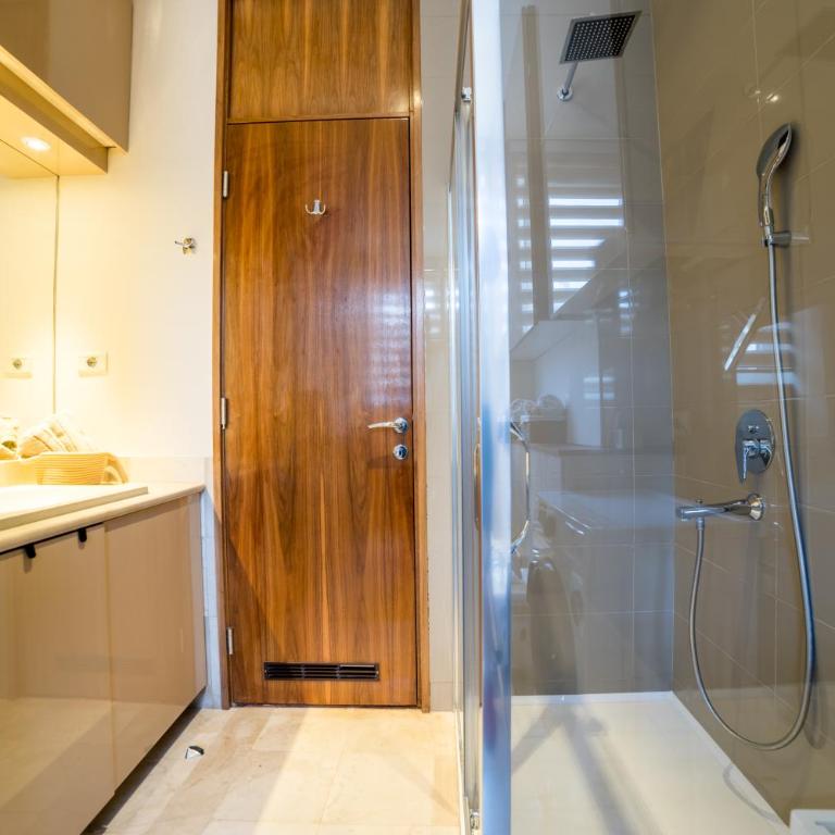 Maison Eleven Central 2-Bedroom Apartment with Balcony and Private Parking - Two-Bedroom Apartment with Balcony - 11