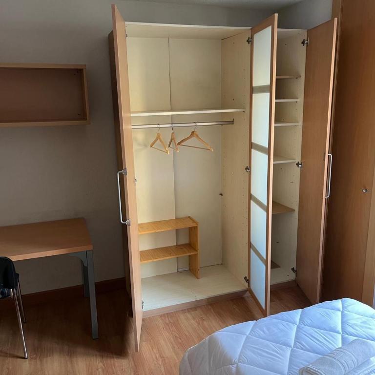 mikasita Pamplona Centro - student housing & coliving - Twin Room with Shared Bathroom - 4