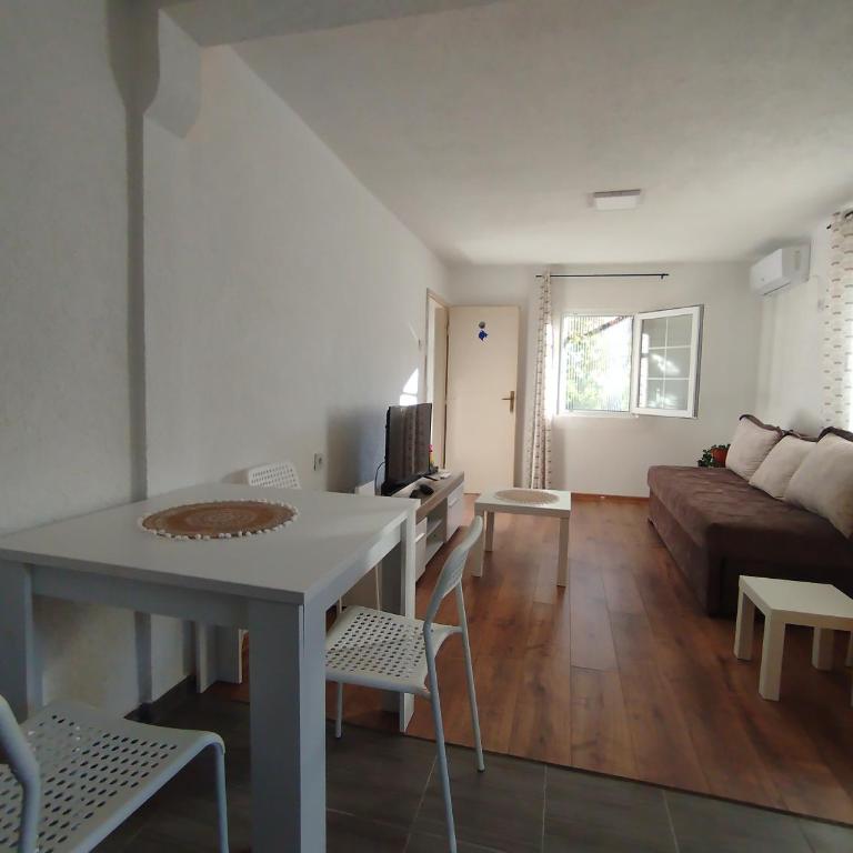 Olive House - One-Bedroom House - 6