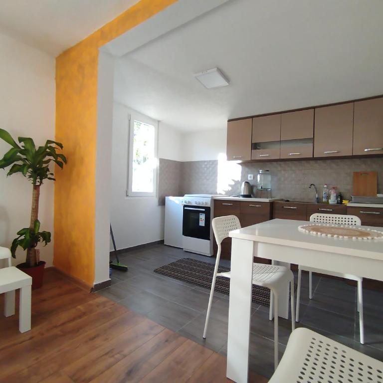 Olive House - One-Bedroom House - 5