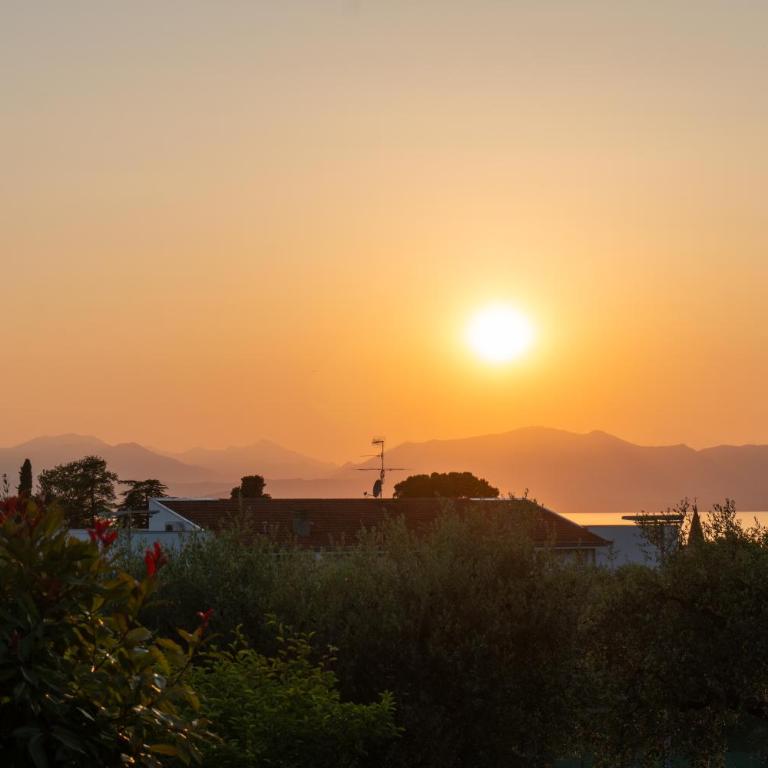 Ausblick Lazise Gardasee - Ferienhaus mit Seeblick, Infinity Pool, Garten und Garage - Casa con 2 Camere da Letto - 50