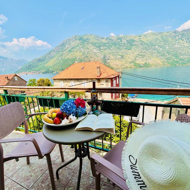 Apartments Djurovic - Double Room with Balcony and Sea View - 3