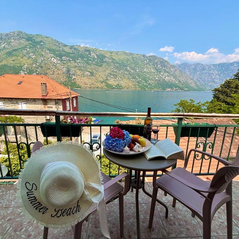 Apartments Djurovic - Double Room with Balcony and Sea View - 9