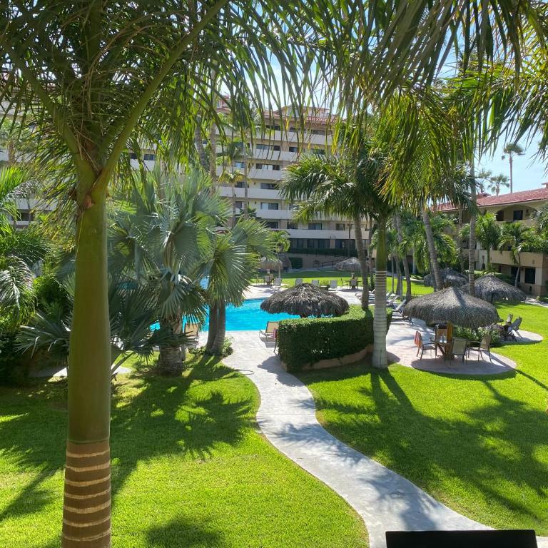 Elegant Pool View w/Balcony| Beach Walk| Hot Tub - Apartamento Premium de 3 dormitorios con vistas al resort - 12