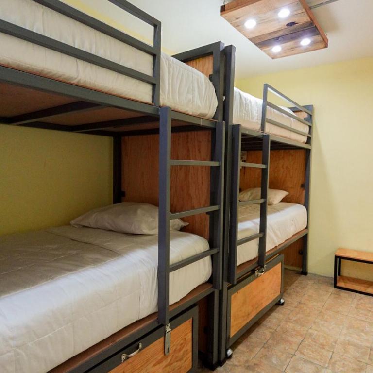 Hostalgia Casa Zul - Cama en dormitorio masculino compartido - 8