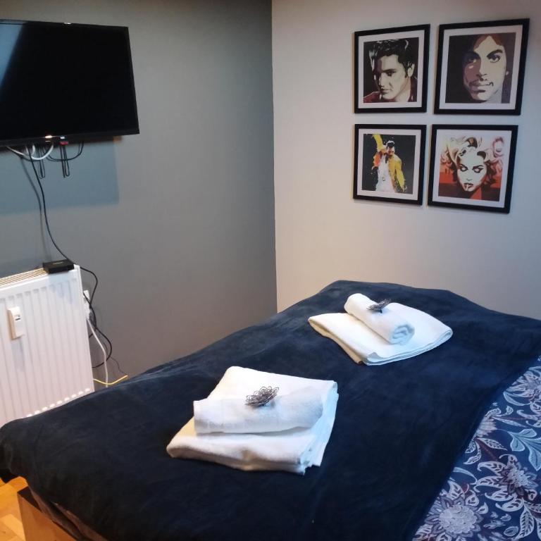 Pop Art S Apartment - Two-Bedroom Apartment - 15