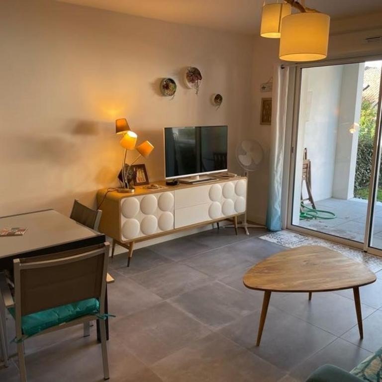 Appartement de standing avec jardin privatif, proche du lac et du centre, parking inclus - One-Bedroom Apartment - 11