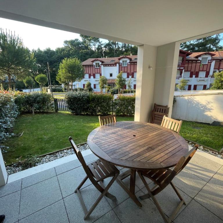 Appartement de standing avec jardin privatif, proche du lac et du centre, parking inclus - One-Bedroom Apartment - 24