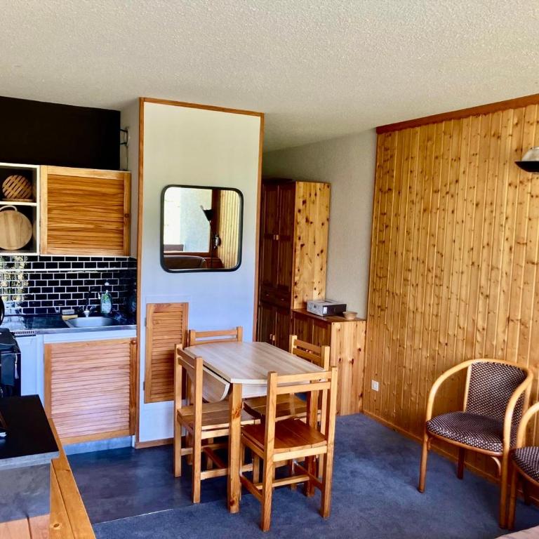 Chalet 24m², 4 pers, balcon sud, parking privatif, aux pieds des pistes Les Menuires - FR-1-344-1224 - Apartment - 3