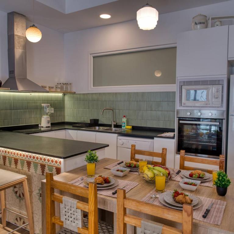 Stunning Home, AC, Beach, Backyard, 4 BR - Casa de 4 dormitorios - 8