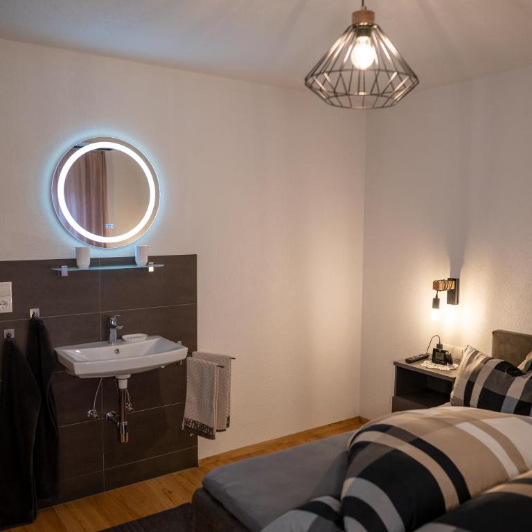 Zimmer by Appartement Sporer in Hippach - Doppelzimmer mit Balkon - 4